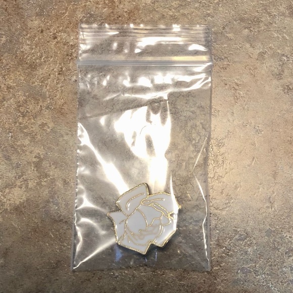 White and Gold Simple Rose Pin Badge - Picture 7 of 11